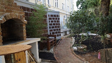 Vrt sa roštiljem i fontanom