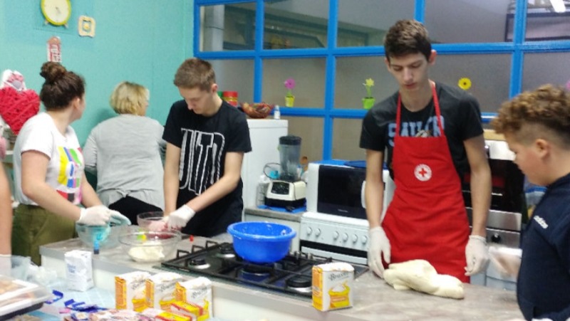 Humanitarna akcija izrade ukrasa za bor